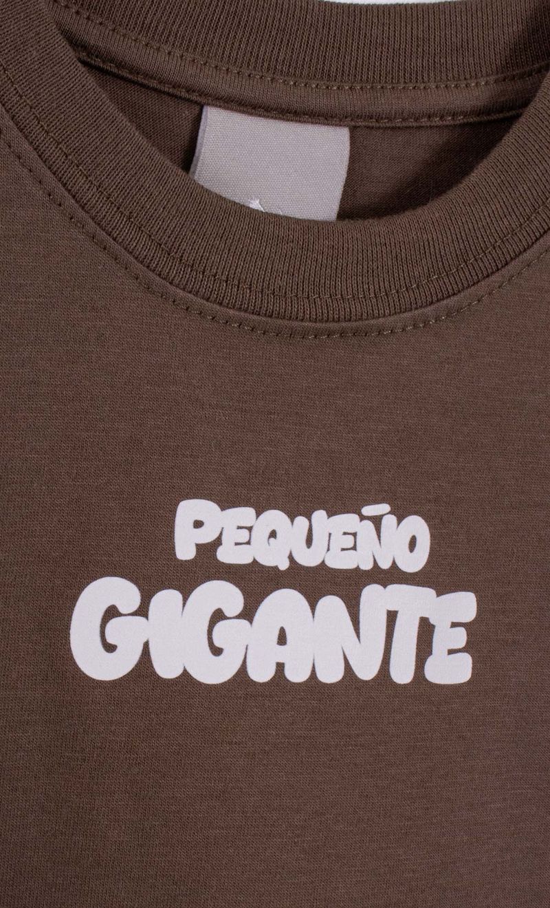 REMERA-KID-GIGANTE